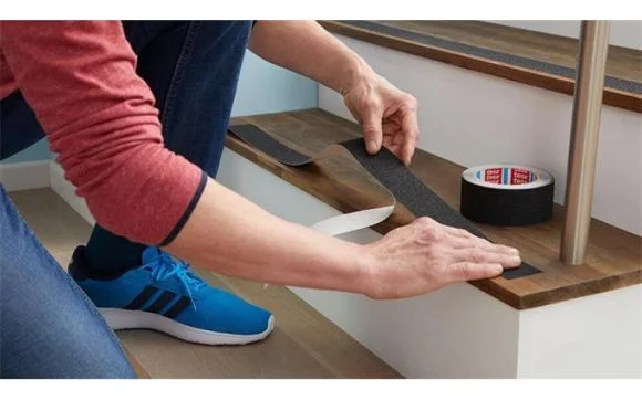 Odeslání Ihned Protiskluzová páska Anti-slip 55587, černá, 25 mm x 5 m, TESA
